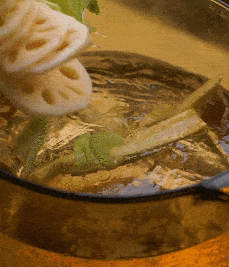 把玉米筍（對(duì)半切開）、西芹（切斜片）、蓮藕（切片），放入開水鍋內(nèi)，加點(diǎn)少許鹽、油，汆燙2分鐘。