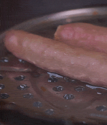 金字10°鮮低溫香腸蒸10分鐘后，切片。