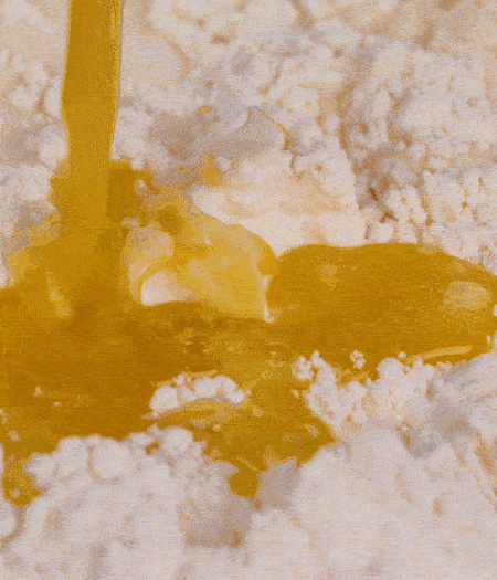 加融化的30g黃油（要不熱再倒）、黃椒、紅椒、白洋蔥、土豆、大蔥、香腸繼續(xù)攪拌均勻。