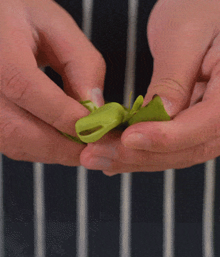 選用鮮嫩蠶豆，剝去外殼留下豆米洗凈，掰開成兩瓣。