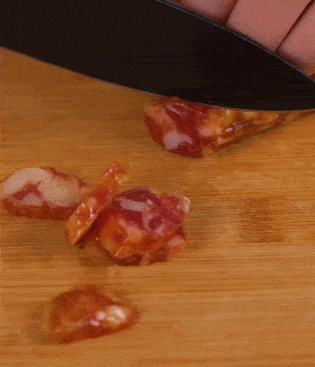 香腸切薄片。