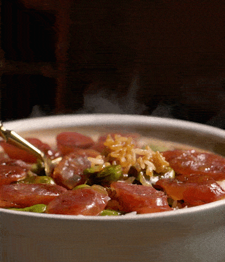 用生抽、白糖、蠔油、芝麻油調個汁，淋汁、攪拌、開吃。