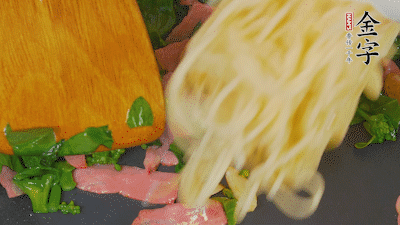 鍋中倒油燒熱，蒜片煸香，淡火腿略翻炒。