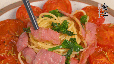 加菜花翻炒1分鐘后加意面，翻炒1分鐘后用少許鹽、黑胡椒調(diào)味即可。