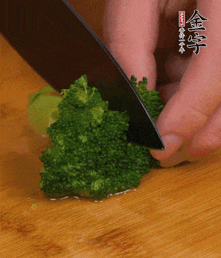 西蘭花用淡鹽水浸泡十幾分鐘后過開水焯燙熟后撈出。