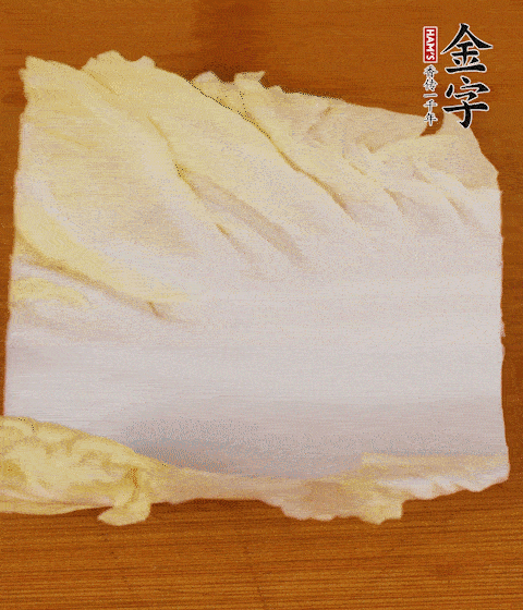 一片白菜一片淡火腿交替疊起，疊個(gè)兩三層放進(jìn)鍋內(nèi)，直到塞滿鍋。