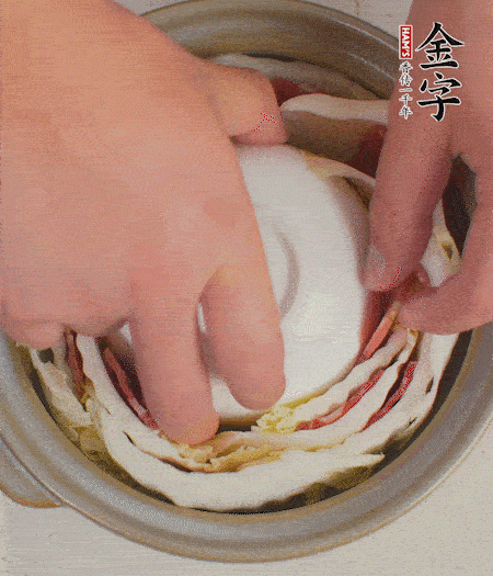 寬度剛好是鍋的高度?？垡粋€(gè)小碗更有助于幫助造型。