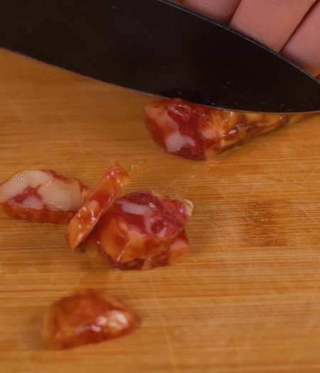 香腸切薄片。