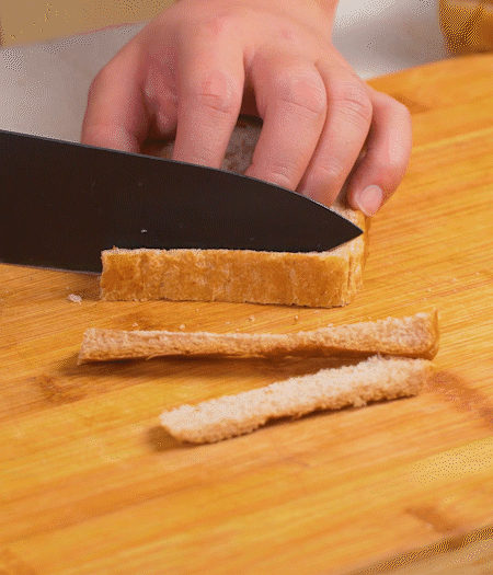 取1片黑麥吐司片，去掉邊邊，涂上一層蛋黃醬。