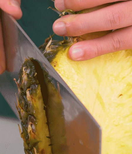 鳳梨去皮把果肉切塊，醬肉切小塊。