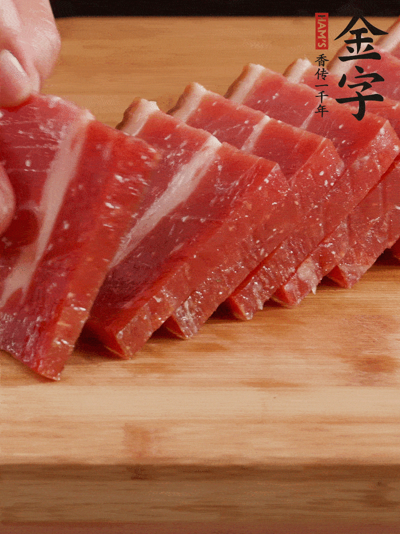 金字火腿上方切厚片的火腿。