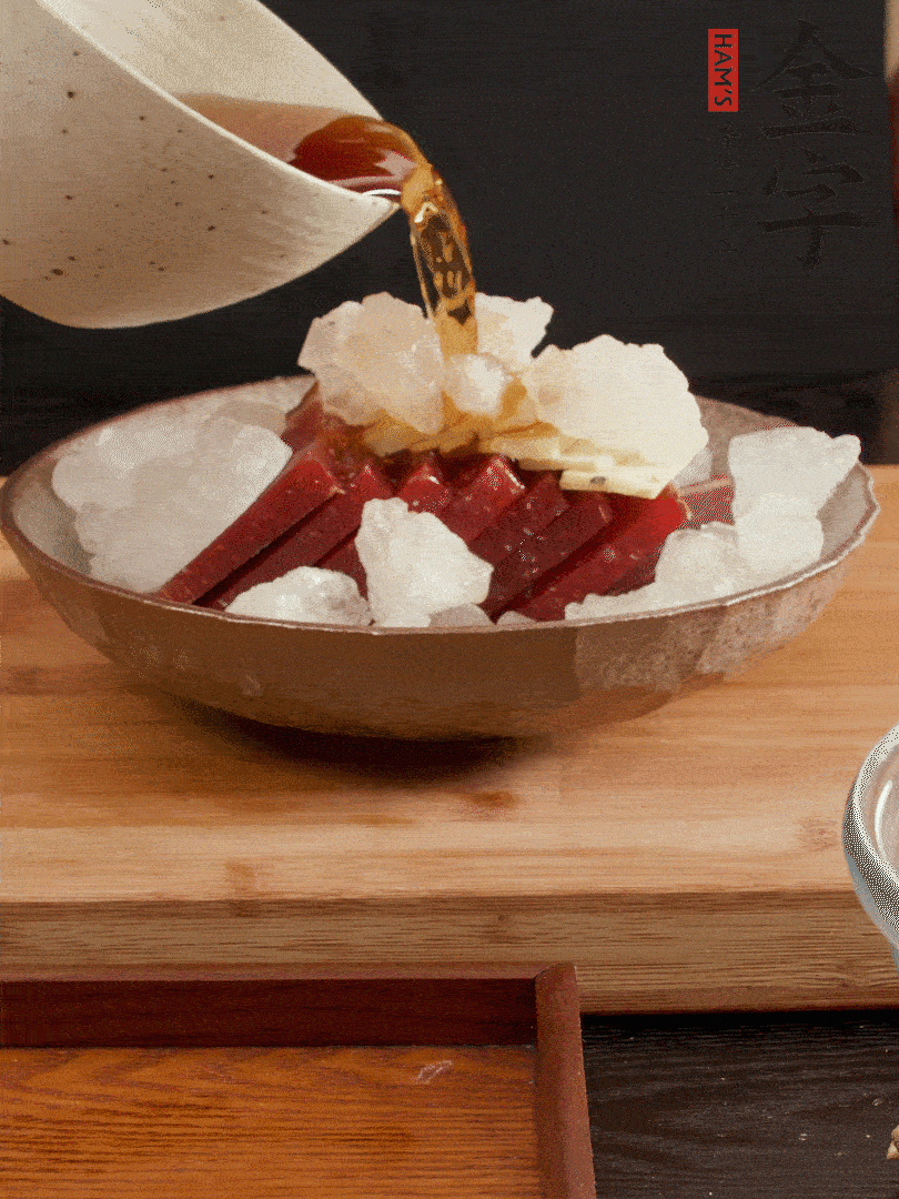 加姜片、冰糖、黃酒、水，蒸60分鐘，將火腿的咸逼出來。