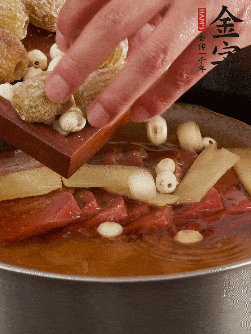 待冰糖融化后，放入蜜棗、蓮子同蒸25分鐘左右。