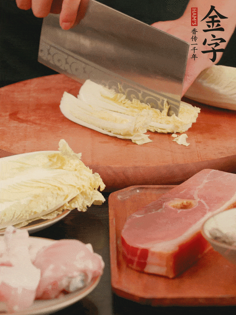 白菜去掉頭尾，對半豎切，再均勻切4刀。