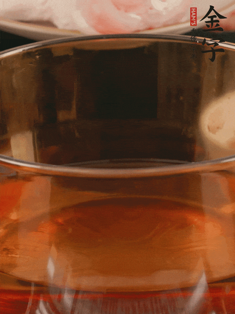 雞腿冷水入鍋，加姜片料酒焯水，撈出溫水洗凈。