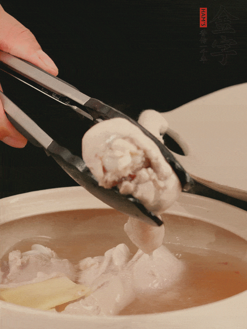 雞腿放入砂鍋，加姜片、料酒、清水，中火燉煮20分鐘撈出。