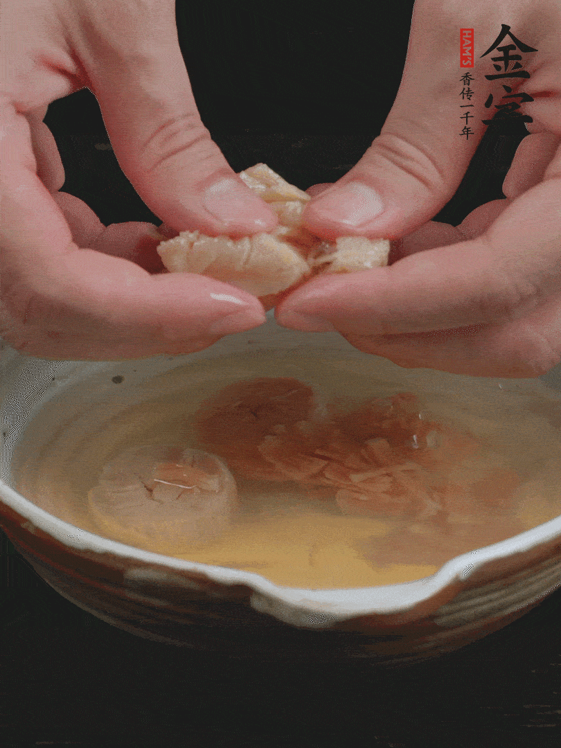 元貝溫水泡發(fā)，拆成細絲。