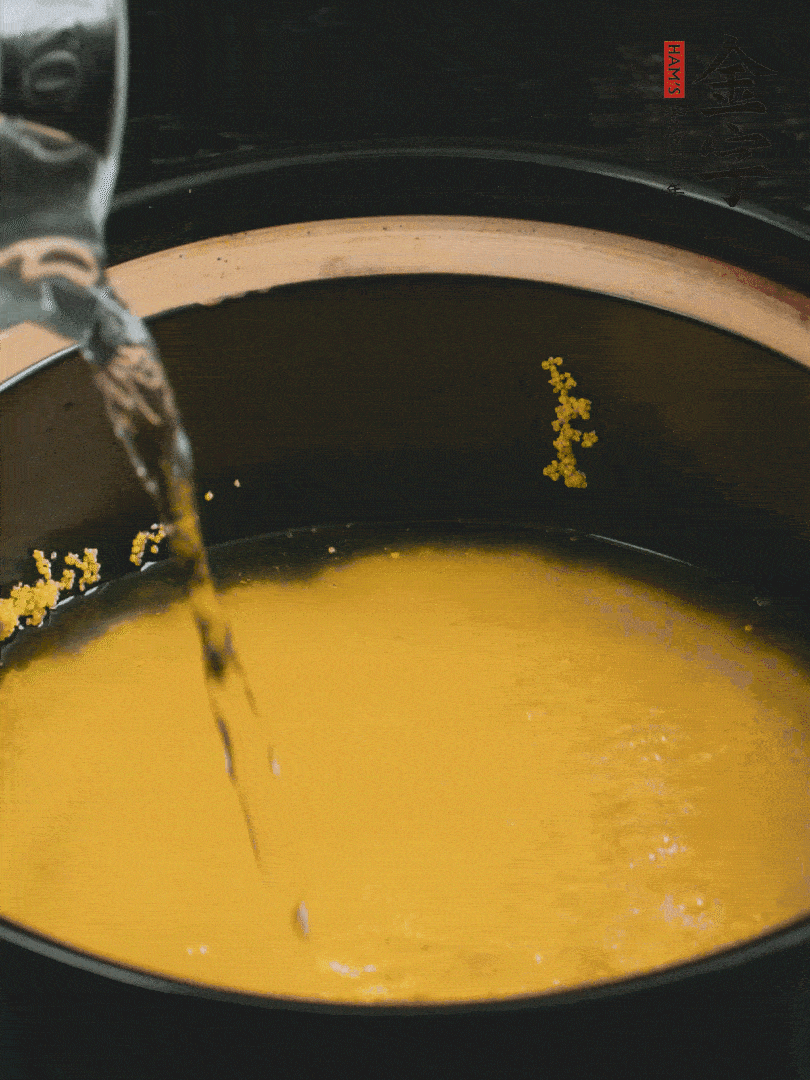 小米洗凈后，加水小火煲1個小時。