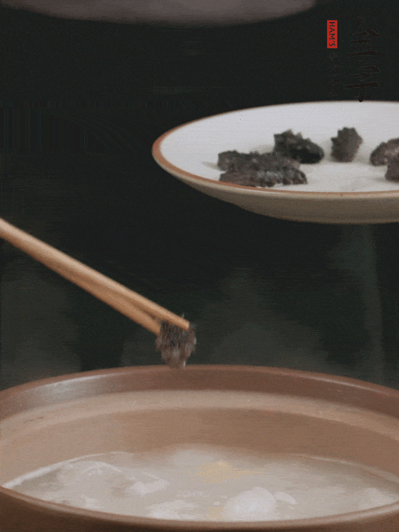 期間雞湯燉到80分鐘時，加小海參再燉10分鐘。