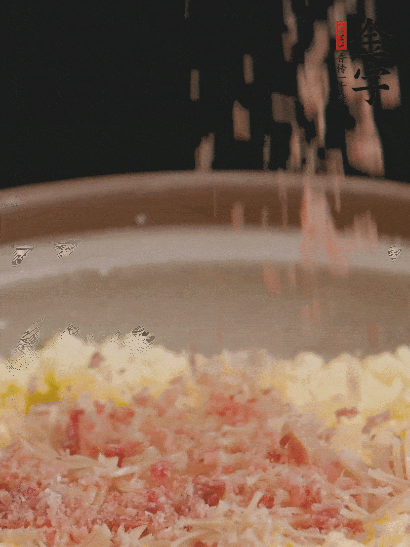 加雞湯沒過，放干貝絲、火腿末、小海參。