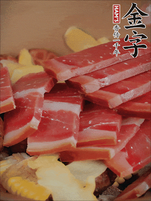 除鮑魚外的所有材料放進鍋里，加清水、姜、黃酒，大火燒開，轉(zhuǎn)小火煲90分鐘。