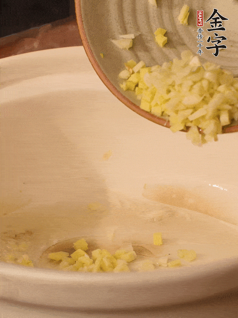 熱油下鍋，姜爆香。下冬瓜略微翻炒。