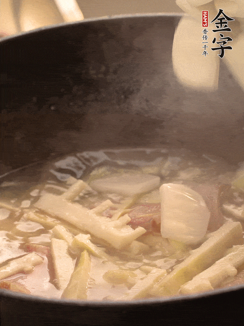 加一點開水后，放年糕燜2分鐘至軟。