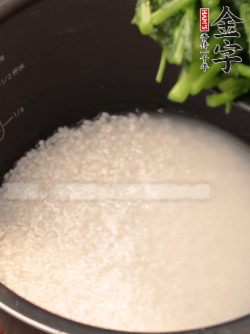茼蒿、香腸放入浸泡好的大米，水沒過大米半指煮熟。