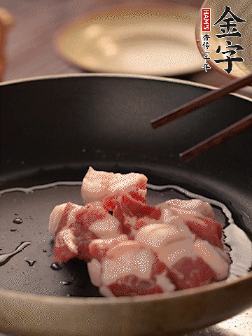 五花肉切條，煎到兩面金黃。