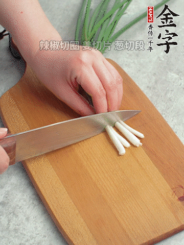 切好的咸肉鋪在碗邊，然后把千張放在中間。