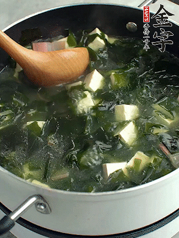 煮到沸騰后，再放入豆腐蓋蓋子煮3分鐘。