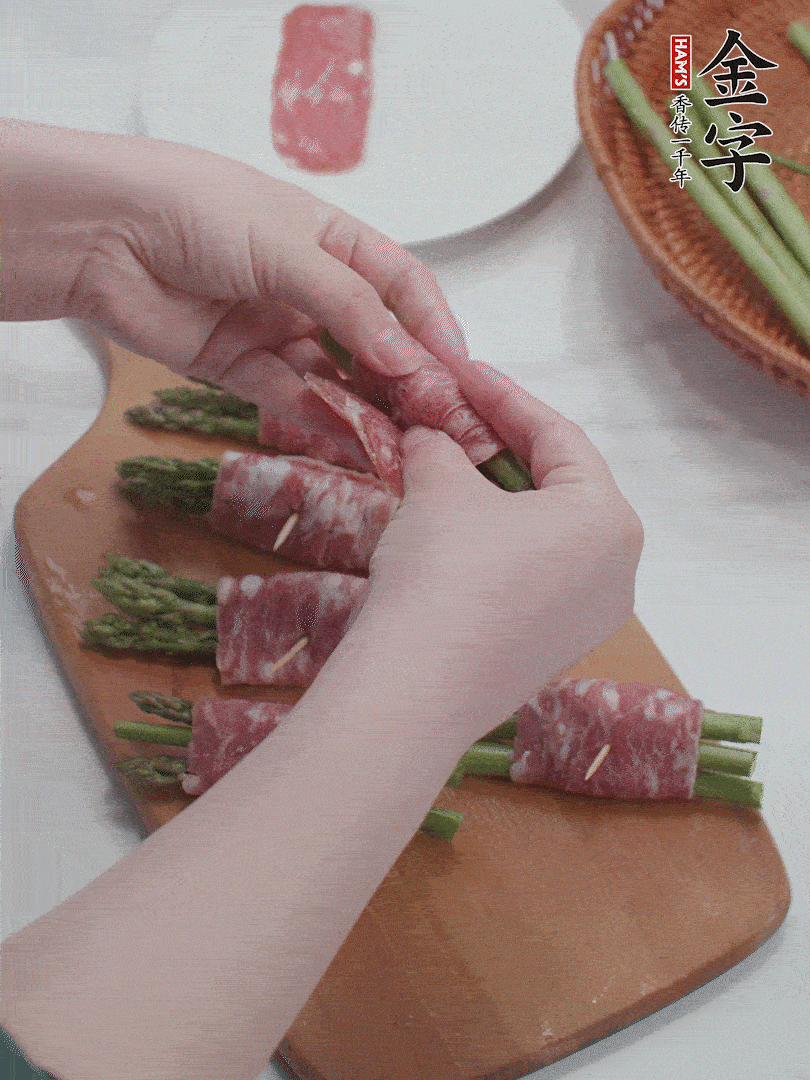 蘆筍切小段，蘆筍段用金字培根火腿卷起。