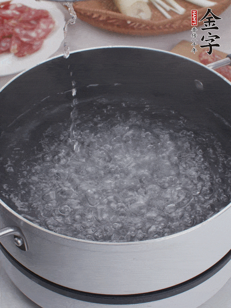 春筍去殼切片，焯水3分鐘。