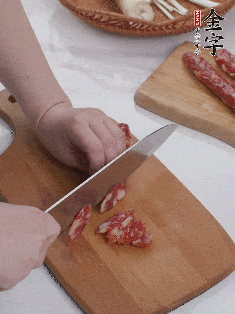 金字香腸切薄片。