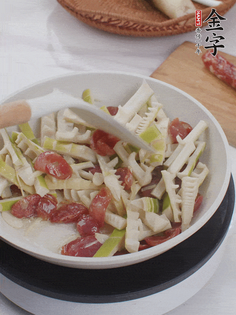 下春筍翻炒均勻，一小撮鹽調(diào)味。