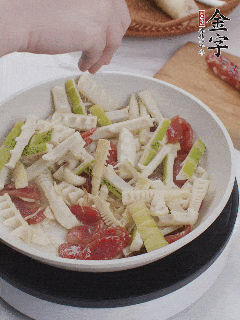 出鍋前撒蔥花。