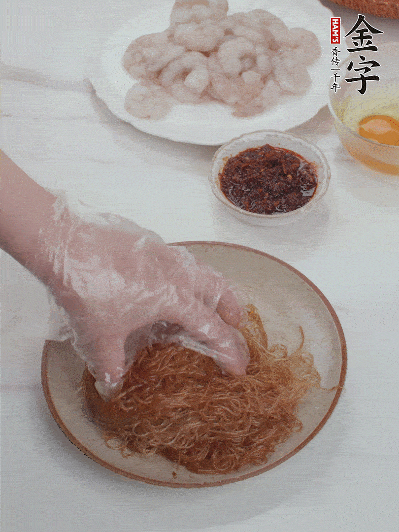 粉絲泡軟后，入沸水煮10秒，撈出后加1/2勺老抽、1/2勺食用油挑松。