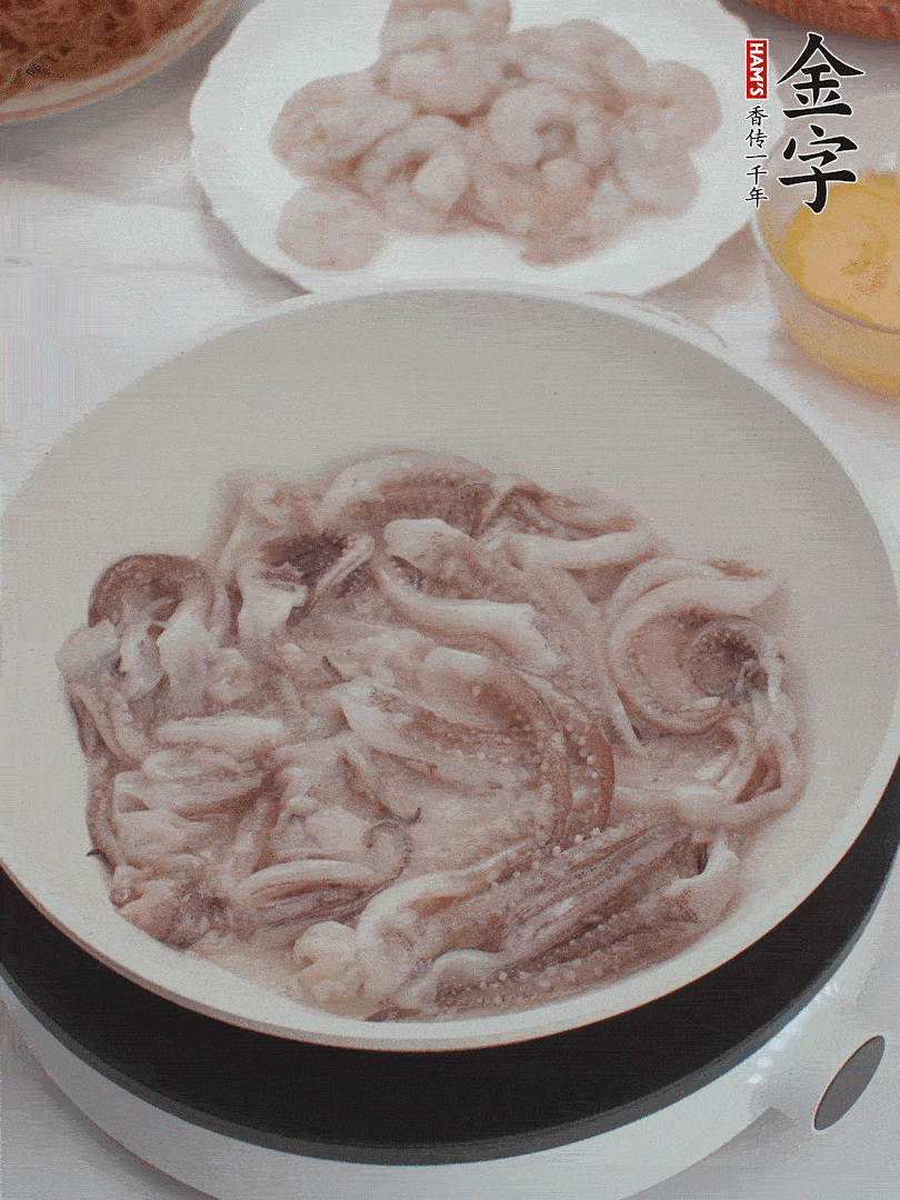 蝦仁、魷魚滑油，蛋液炒制半熟。