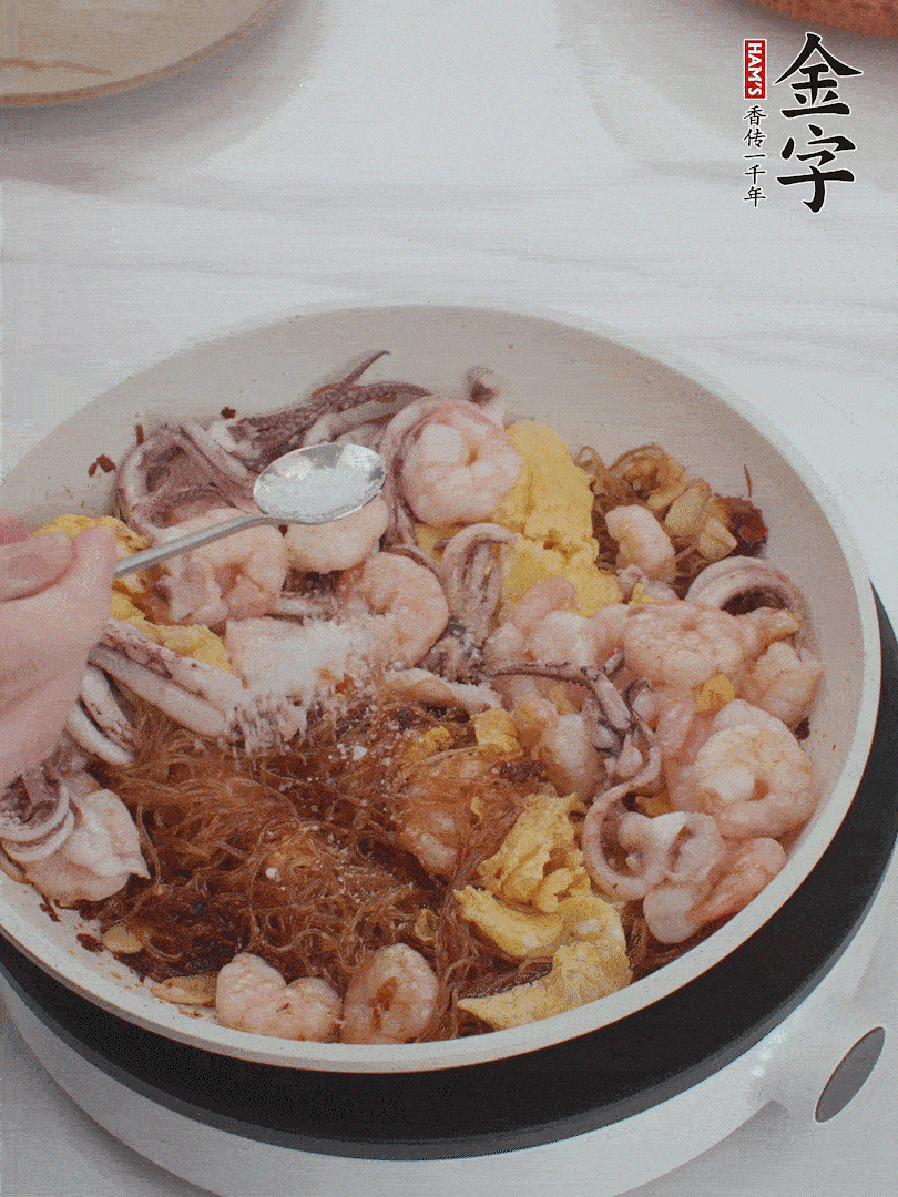 加雞蛋，蝦仁，魷魚混合。