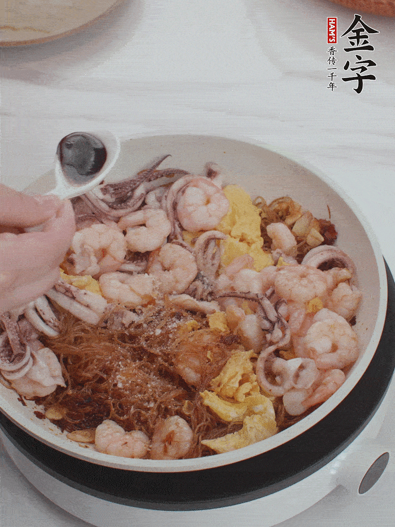 放1/3勺鹽、1/3勺雞精、1/3勺糖、2/3勺生抽調(diào)味。