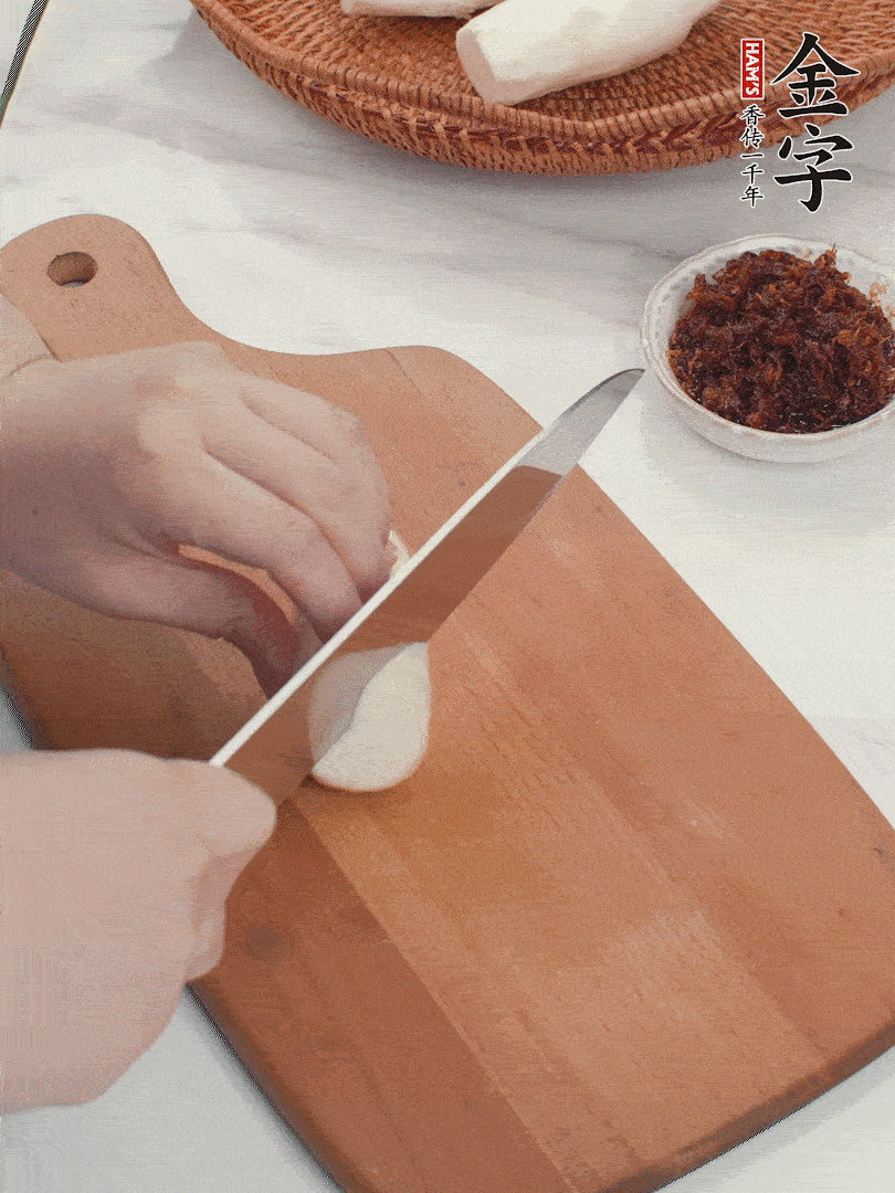 茭白剝殼，洗凈后切滾刀塊。