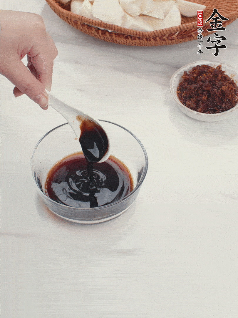 將生抽、老抽、黃酒和白砂糖在小碗里調(diào)成味汁。