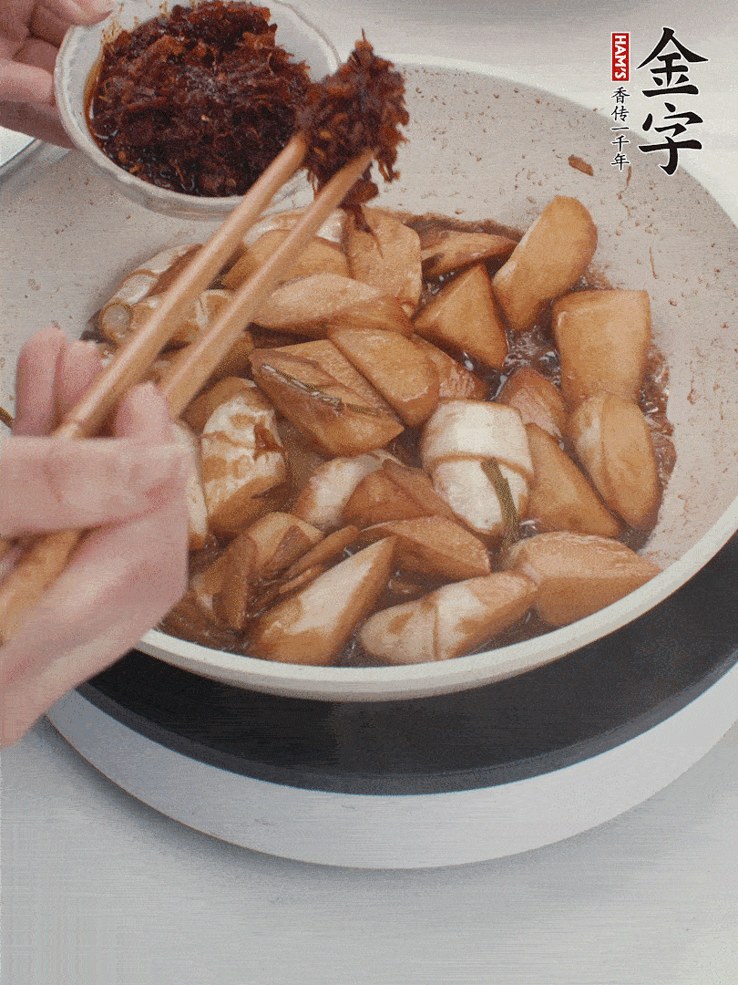 湯汁收濃，加金字火腿XO醬翻炒均勻。