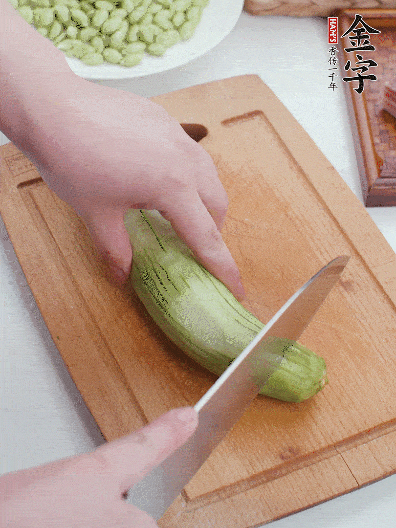 絲瓜去掉外皮，去掉兩端，切成滾刀塊。