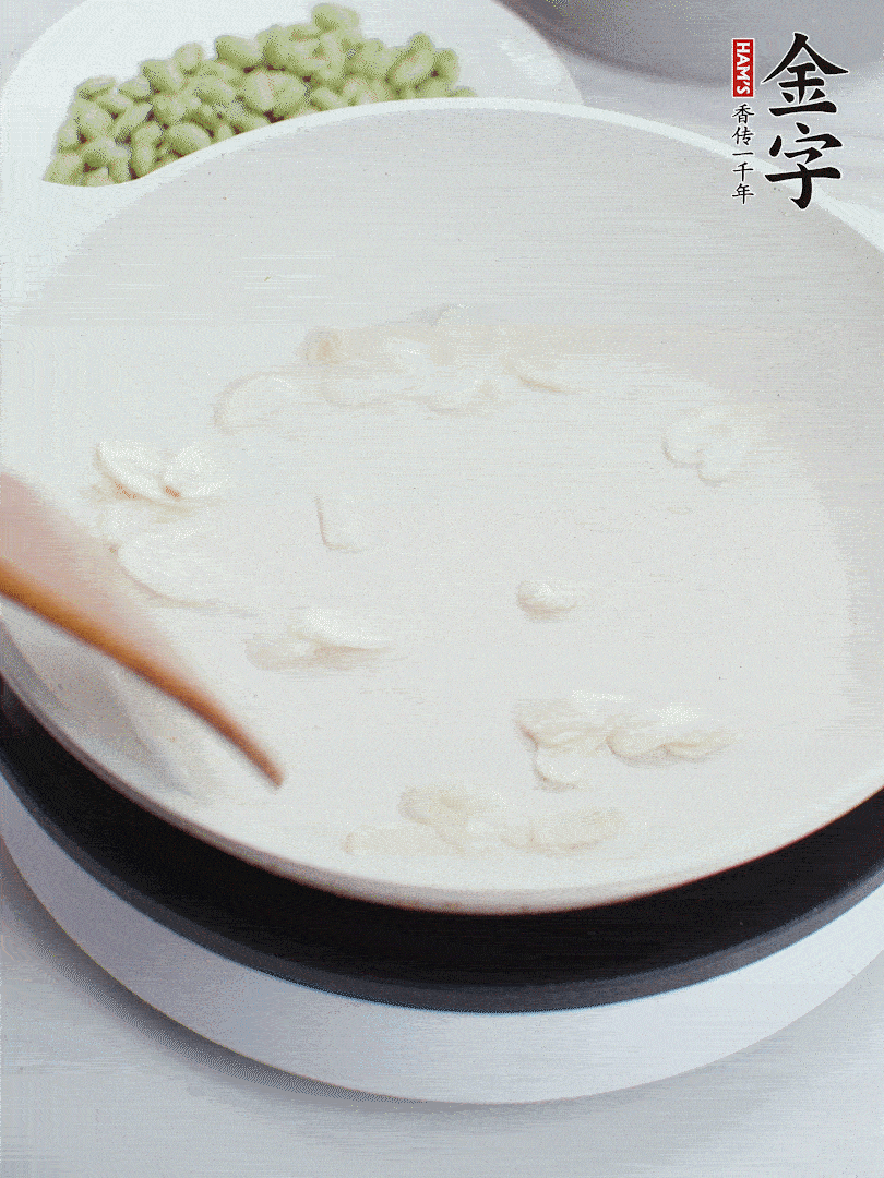 金字淡咸肉煮15分鐘，撈出切片。油5成熱時，蒜末、咸肉爆香。