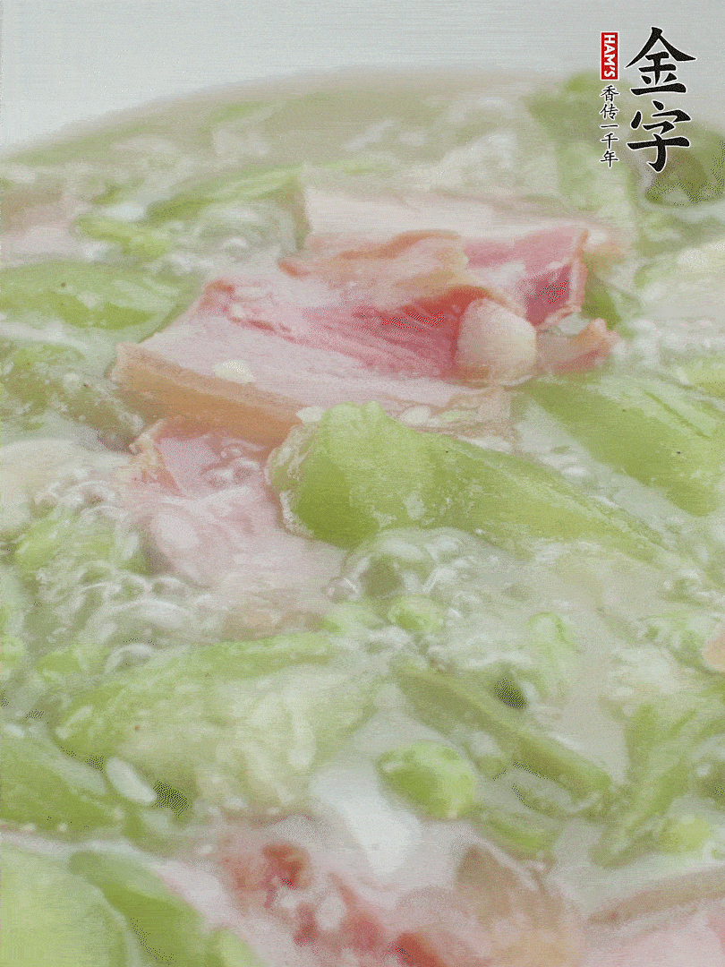 加一點熱水、白胡椒粉、雞精翻炒1分鐘。