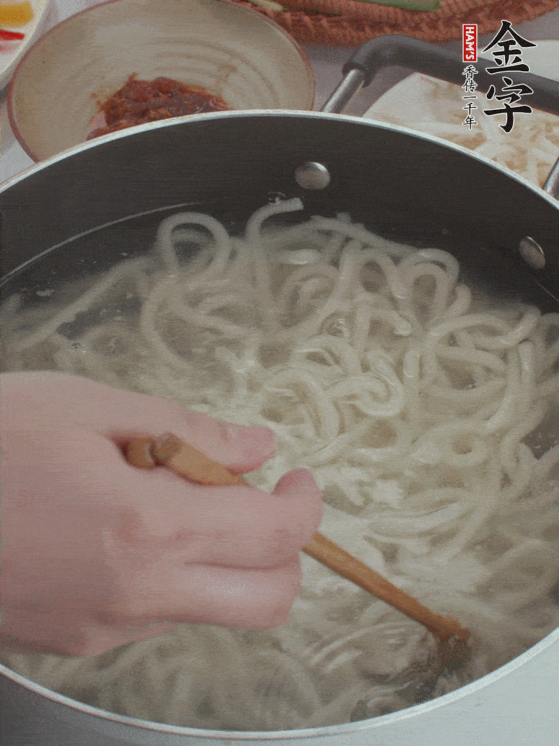 鍋中水煮沸，下烏冬面焯5秒鐘，撈出瀝干。