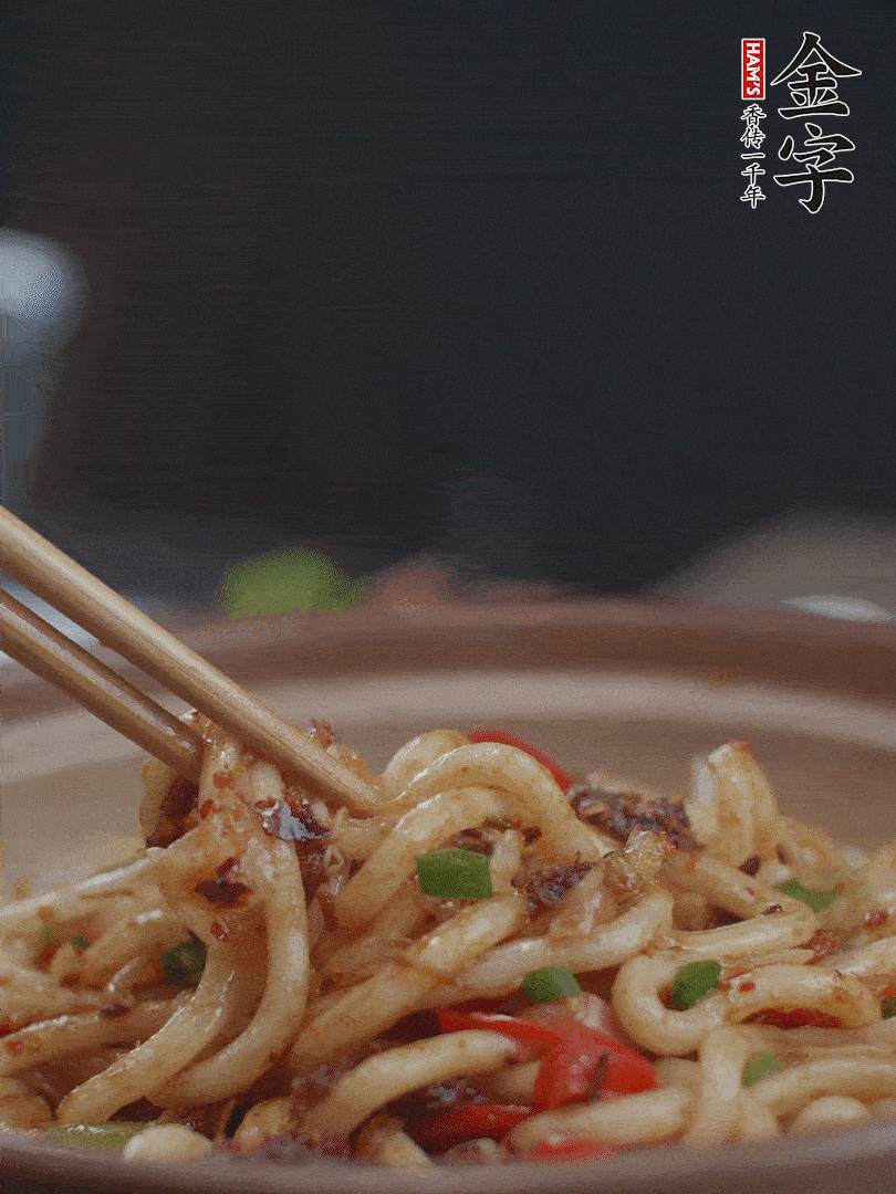 一小撮鹽調(diào)味。最后可以點綴香蔥段。