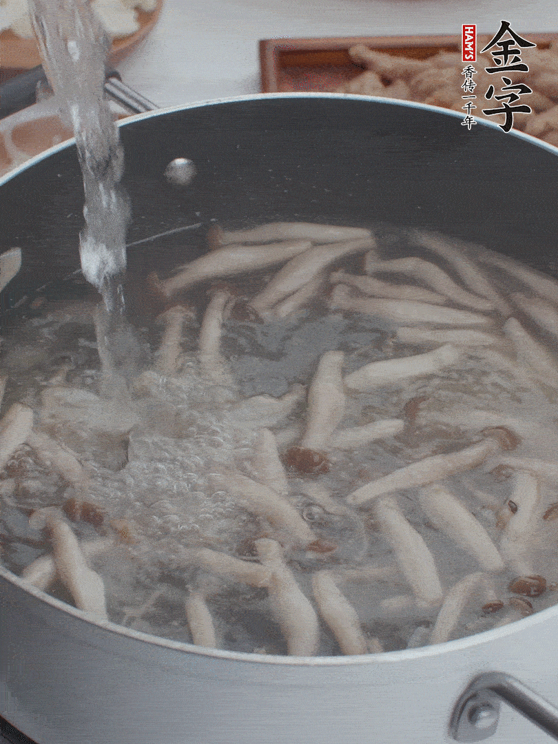 油熱爆香大蔥、蒜末，下蟹味菇炒軟，放清水。