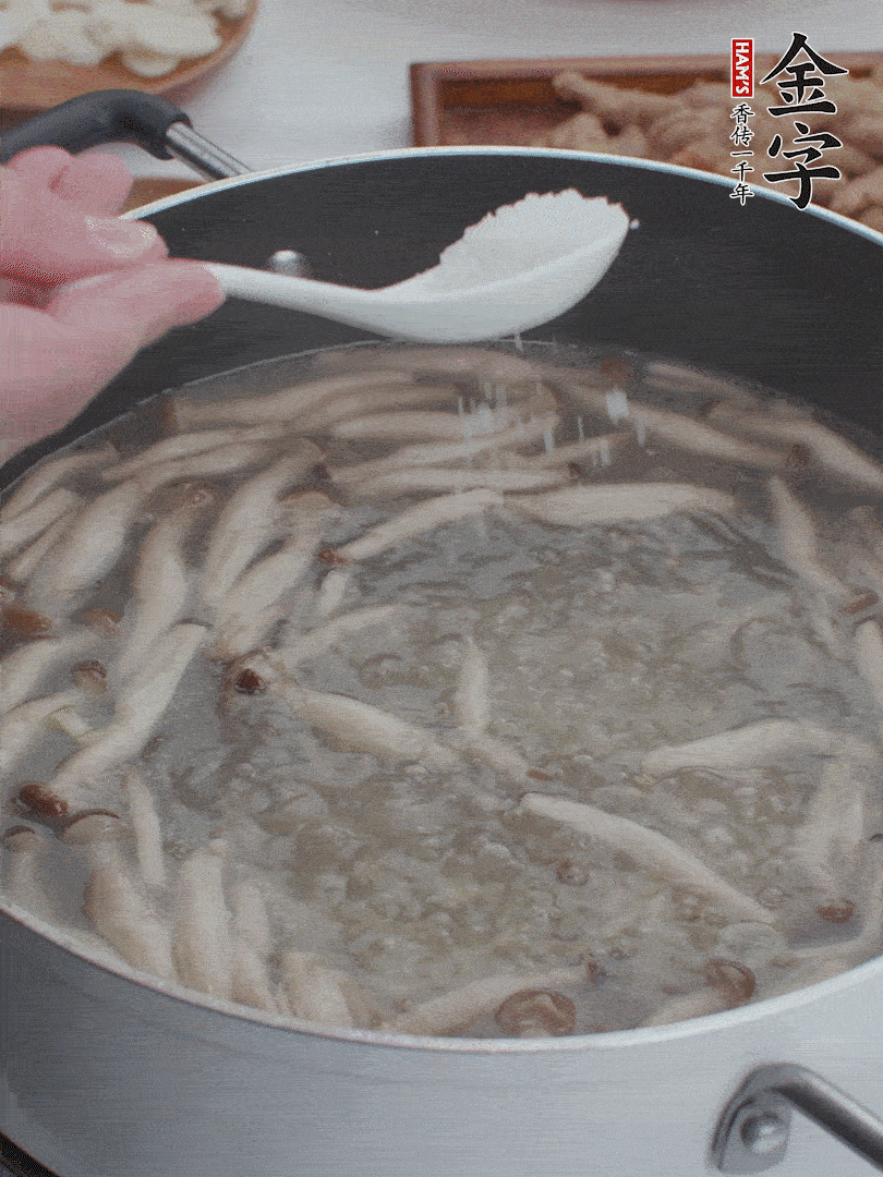 1勺鹽、一點(diǎn)胡椒粉調(diào)味。